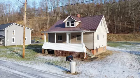 33 Hill St, Adena, OH 43901