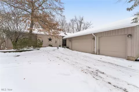 604 W Acadia Pt, Aurora, OH 44202