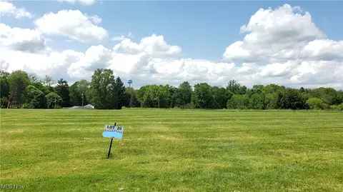 8405 Eagle Creek Dr, Garrettsville, OH 44231
