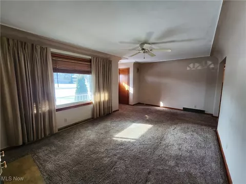 587 Edison St, Struthers, OH 44471 photo 3