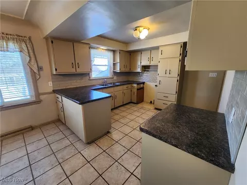 587 Edison St, Struthers, OH 44471 photo 7