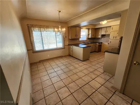 587 Edison St, Struthers, OH 44471 photo 4