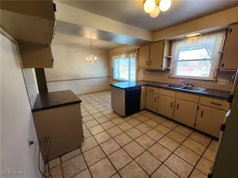 587 Edison St, Struthers, OH 44471 photo 8