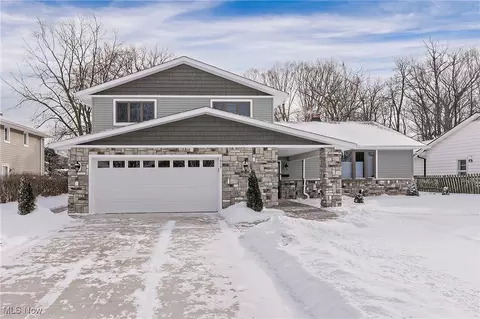 1939 Winchester Rd, Lyndhurst, OH 44124