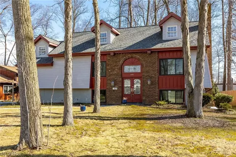 105 Northwood Hollow Ct, Amherst, OH 44001