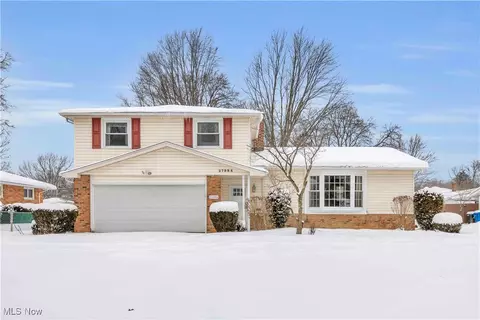 27984 Wisteria Dr, North Olmsted, OH 44070