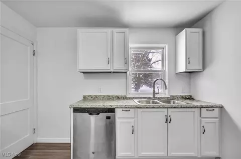 5100 Erwin St, Maple Heights, OH 44137 photo 8
