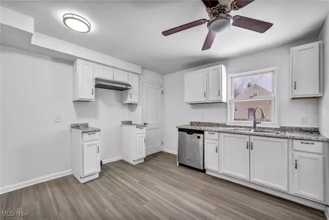 5100 Erwin St, Maple Heights, OH 44137 photo 7