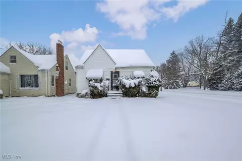 5100 Erwin St, Maple Heights, OH 44137 photo 2