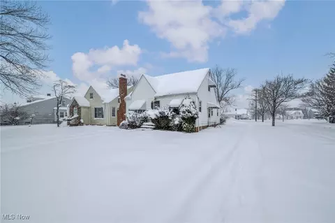 5100 Erwin St, Maple Heights, OH 44137 photo 3