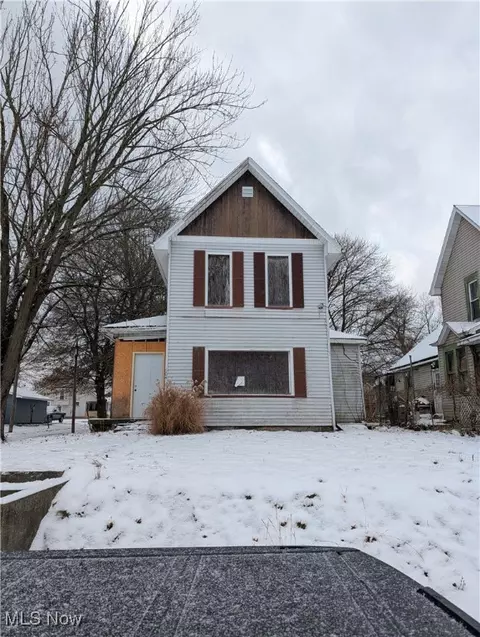 604 W 1st St, Uhrichsville, OH 44683