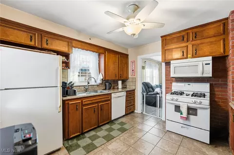 Kitchen - 18 E Oakland Blvd, Struthers, OH 44471 photo 1 of 3