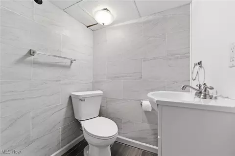 Bath - 18 E Oakland Blvd, Struthers, OH 44471 photo 2 of 3