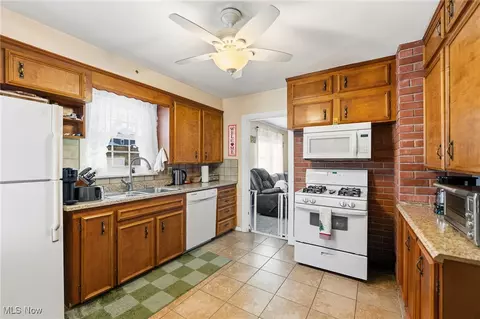 Kitchen - 18 E Oakland Blvd, Struthers, OH 44471 photo 2 of 3