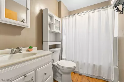 Bath - 18 E Oakland Blvd, Struthers, OH 44471 photo 1 of 3