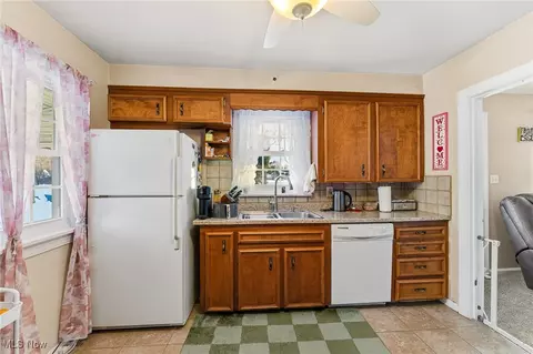 Kitchen - 18 E Oakland Blvd, Struthers, OH 44471 photo 3 of 3
