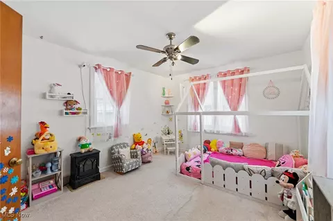 Bedroom - 18 E Oakland Blvd, Struthers, OH 44471 photo 2 of 2