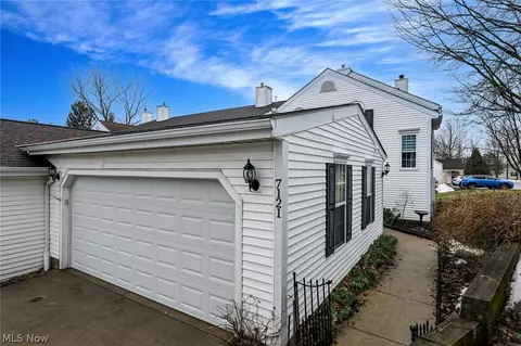 7121 W Cross Creek Trl, Brecksville, OH 44141