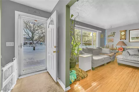 Entry Way - 856 Salem Ave, Elyria, OH 44035 photo 1 of 2
