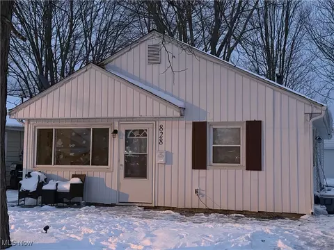 828 S Logan St, Elyria, OH 44035 photo 2