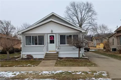 122 13th St NE, New Philadelphia, OH 44663