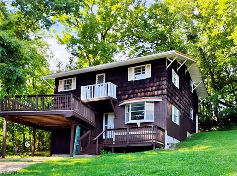 2526 Valley View Dr, Belpre, OH 45714