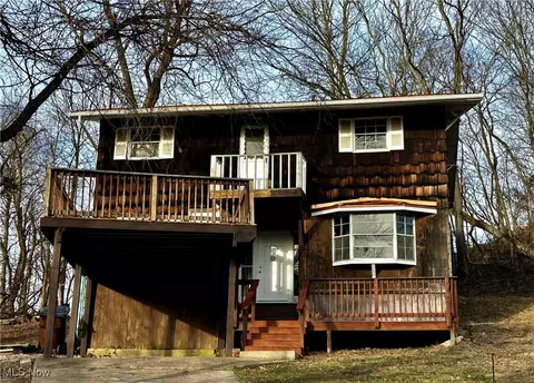 2526 Valley View Dr, Belpre, OH 45714