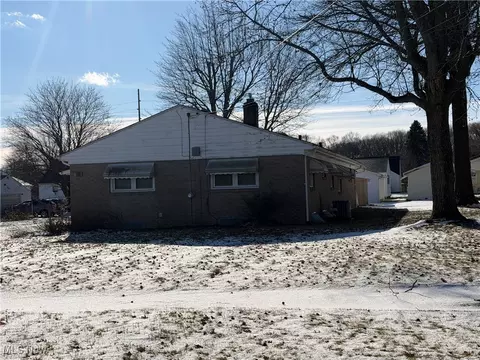 1237 Ivanhoe Ave, Youngstown, OH 44502 photo 2