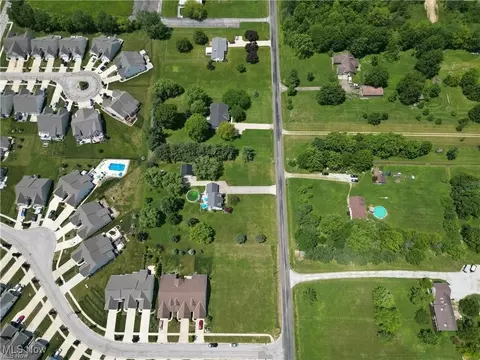 829-831 Robinson Dr, Lagrange, OH 44050 photo 2