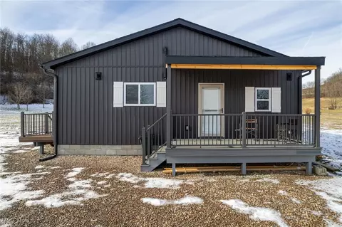 8580 Wolford Rd SE, Uhrichsville, OH 44683