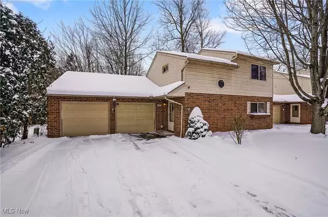 416 Rockys Run Rd, Akron, OH 44319