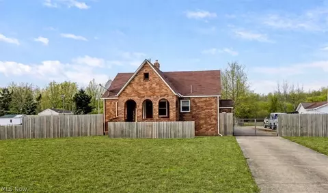 4242 Mccartney Rd, Lowellville, OH 44436
