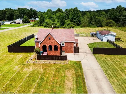 4242 Mccartney Rd, Lowellville, OH 44436
