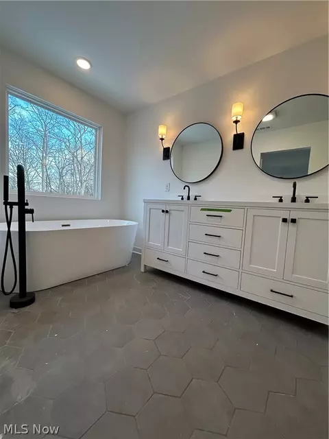 Bath - 280 N Lighthouse Oval NW, Marblehead, OH 43440 photo 1 of 1