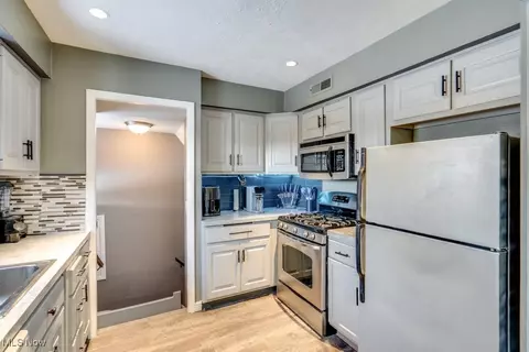 6490 Grosse Dr, Brook Park, OH 44142 photo 13