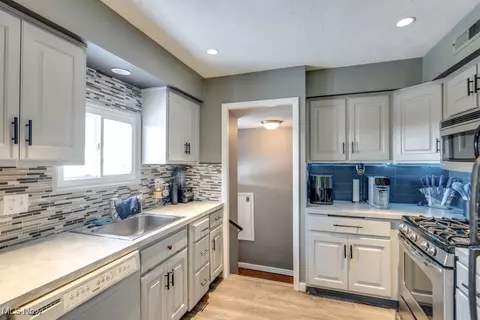 6490 Grosse Dr, Brook Park, OH 44142 photo 14