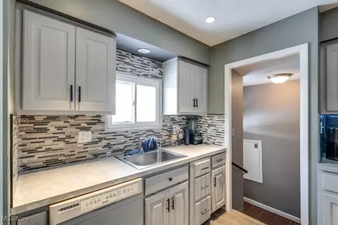 6490 Grosse Dr, Brook Park, OH 44142 photo 15