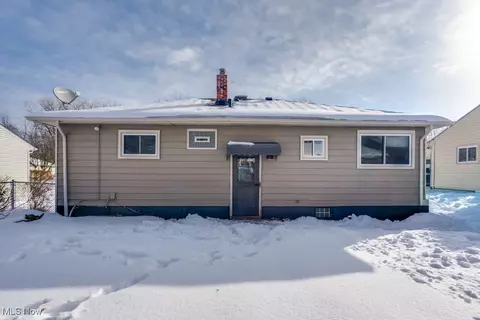 6490 Grosse Dr, Brook Park, OH 44142 photo 5