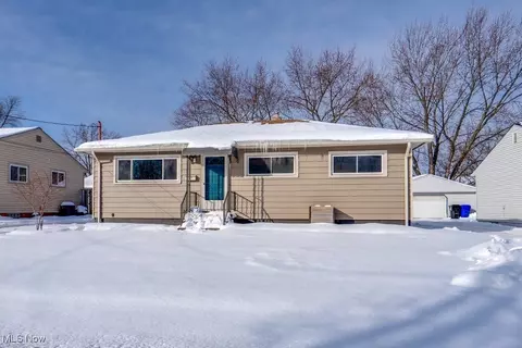 6490 Grosse Dr, Brook Park, OH 44142 photo 4