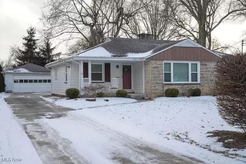 459 Wildwood Dr, Youngstown, OH 44512