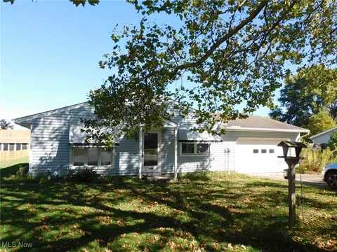 15648 Elmwood St, Middlefield, OH 44062