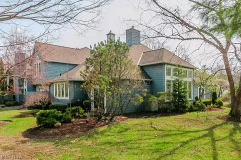 26 Haskell Dr, Bratenahl, OH 44108