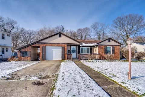 398 Crestview Ave, Akron, OH 44320 photo 2