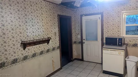 Entry Way - 1307 W 9th St, Ashtabula, OH 44004 photo 3 of 6