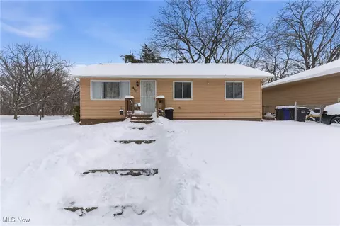 4011 Crest Dr, Cleveland, OH 44109