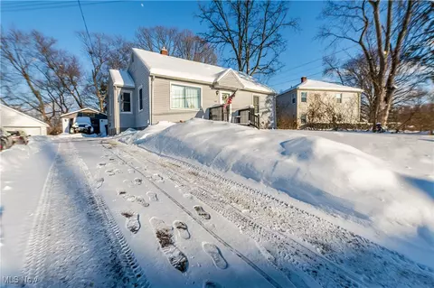 147 Woolf Ave, Akron, OH 44312