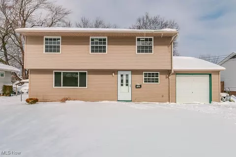 13874 Heatherwood Dr, Brook Park, OH 44142