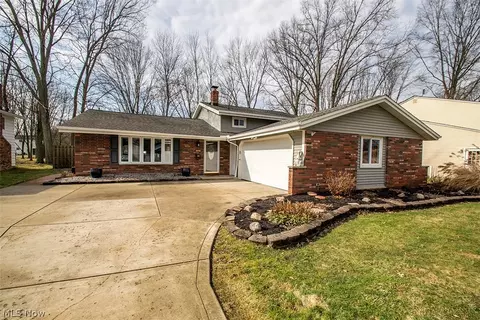 3974 Winton Park Dr, North Olmsted, OH 44070
