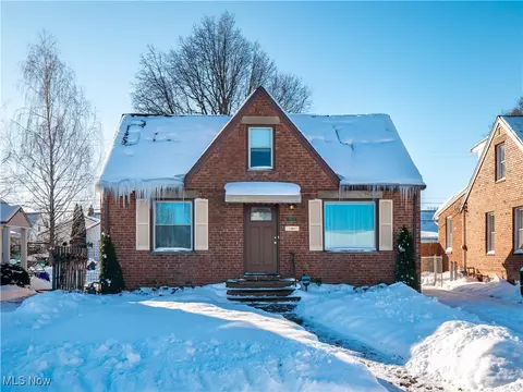 3015 Parklane Dr, Parma, OH 44134