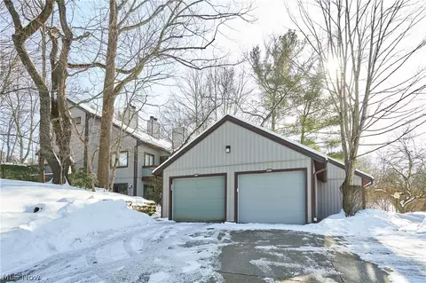 2099 Pinebrook Trl, Cuyahoga Falls, OH 44223